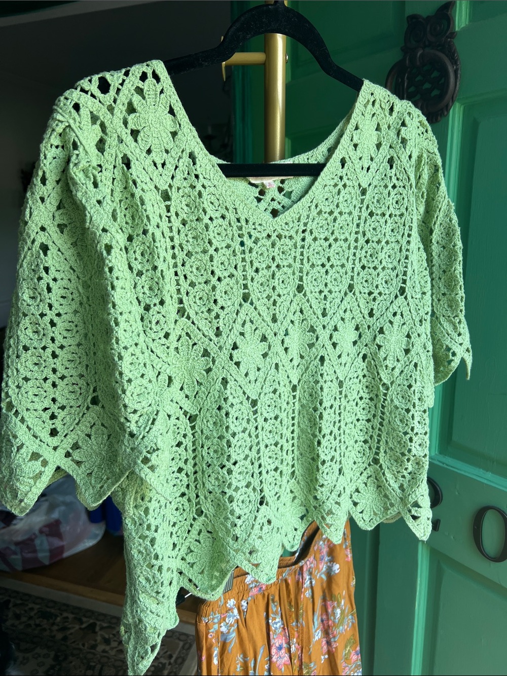 Solitaire Light Green Crochet V-Neck Top- size Small